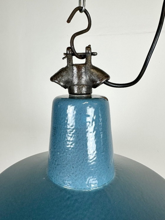 Image 1 of Industrielle Fabriklampe aus blauem Emaille mit gusseisernem Aufsatz, 1960er Jahre