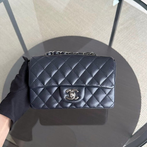 Borsa Chanel Caviar Mini Rectangle Classic Flap - 20 cm trapuntata blu notte, finiture in rutenio argentato, serie 21