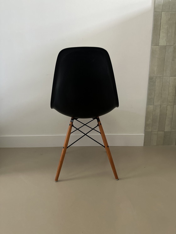 Image 1 of Silla Vitra Eames DSW negra en muy buen estado