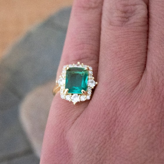 Image 1 of Ring mit smaragdgrünem Glascabochon und Strasssteinen
