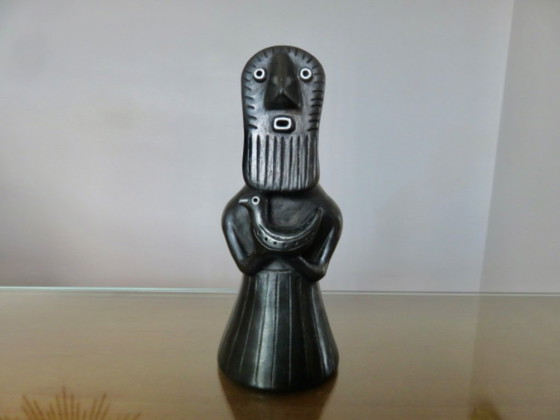 Image 1 of Ceramica nera opaca raffigurante una figura femminile tribale.