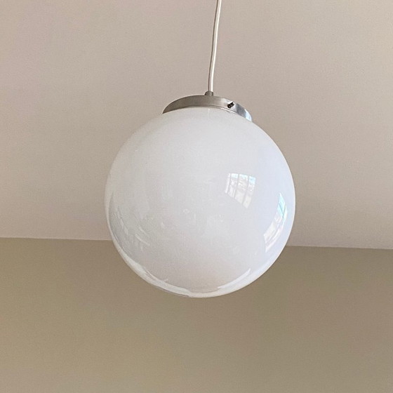 Image 1 of Grande lampada a sospensione a globo in vetro opalino, 25 cm