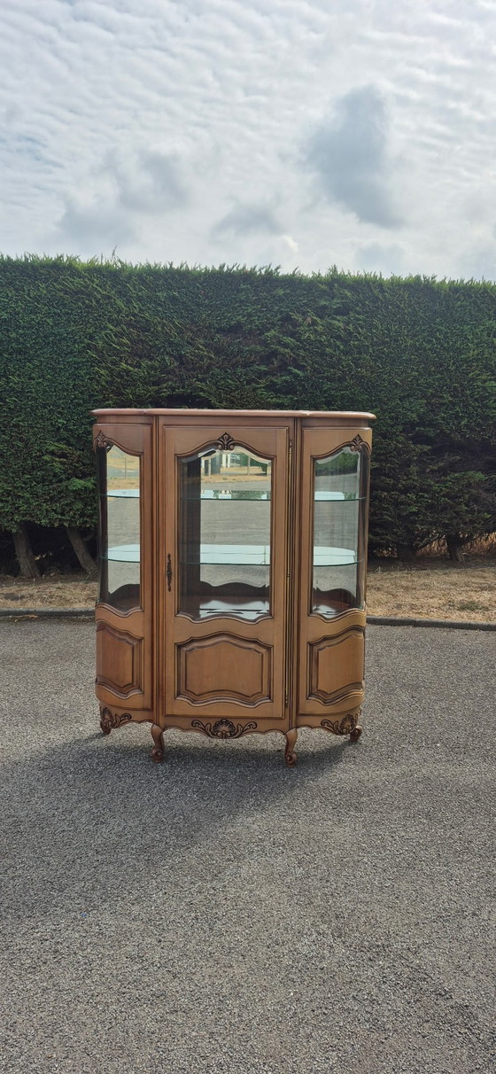 Grande Vitrine Galbée de Style Louis XV en Merisier, France, XXe Siècle – Vitrine Style Louis XV, Wood (photo 2 of 14)
