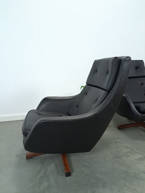 Image 1 of Sedia girevole in pelle artificiale nera proveniente dalla Svezia