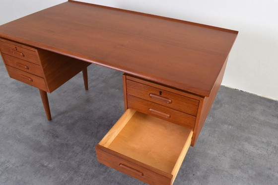 Image 1 of Deens teakhouten directiebureau uit het midden van de 20e eeuw, jaren 60.