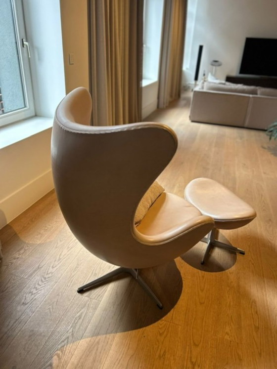 Image 1 of Fauteuil Egg de Fritz Hansen avec repose-pieds inclus