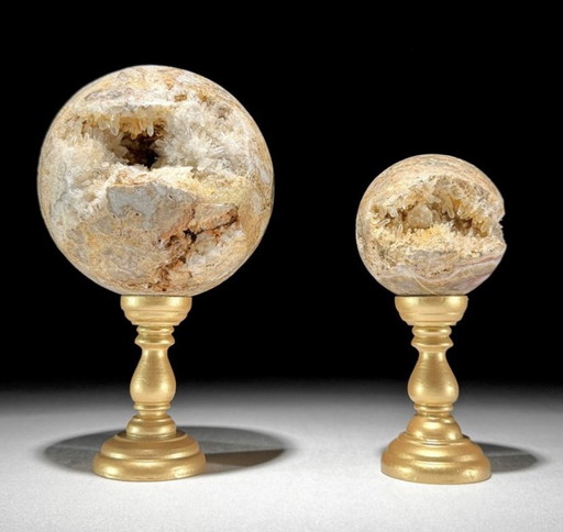 Duo de sphères de cristal de roche en quartz avec druses sur supports dorés
