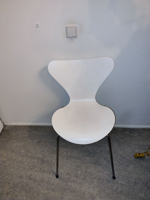 Fritz Hansen Series 7 blanco Arne Jacobsen