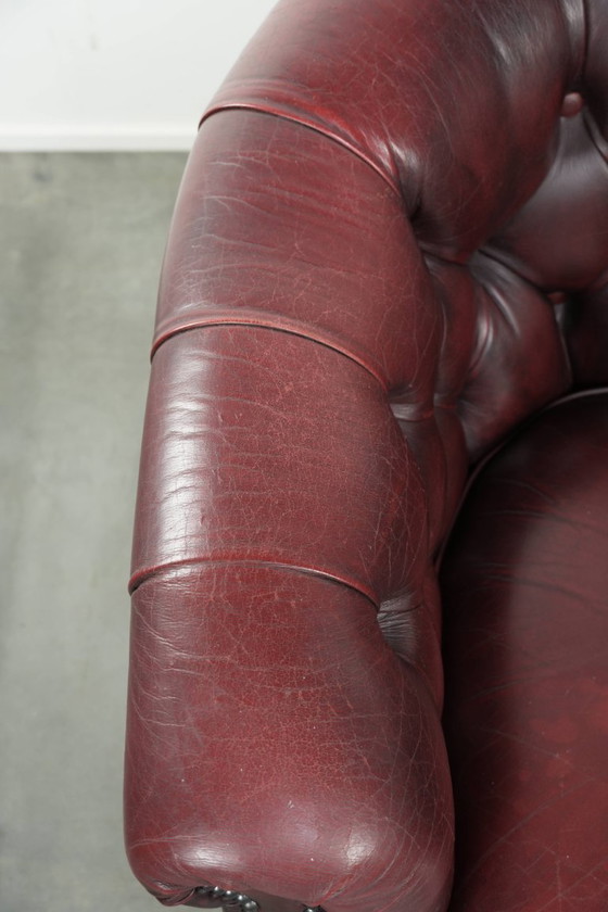 Prachtige rundleren chesterfield clubfauteuil in een schitterende rode kleur in klassieke Engelse stijl (photo 7 of 13)