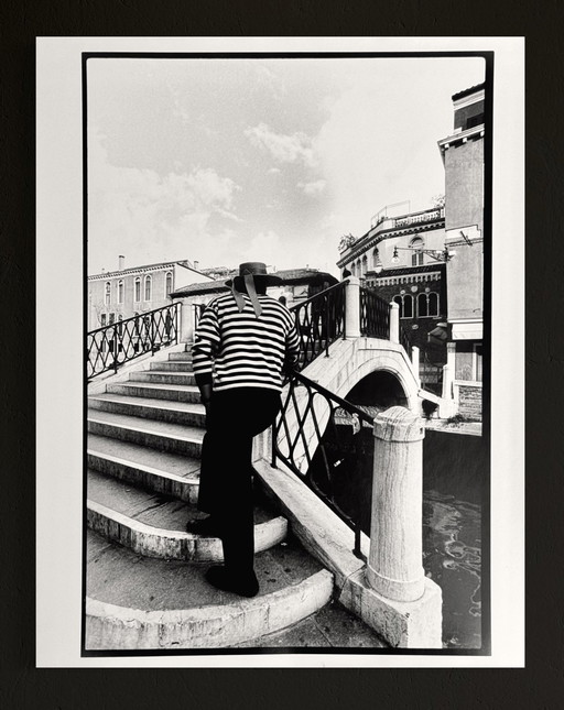 Michel Pinel ( 1949 ) grote foto 50cm x 40cm / Venise les gondoliers