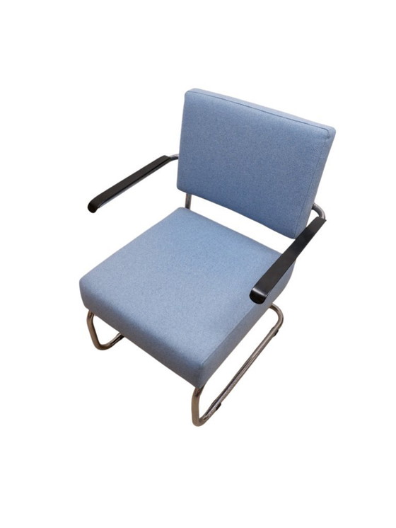 Image 1 of Poltrona con struttura tubolare e rivestimento in tessuto blu.