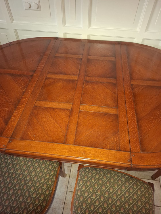 Image 1 of Une table de salle à manger peut être ronde.