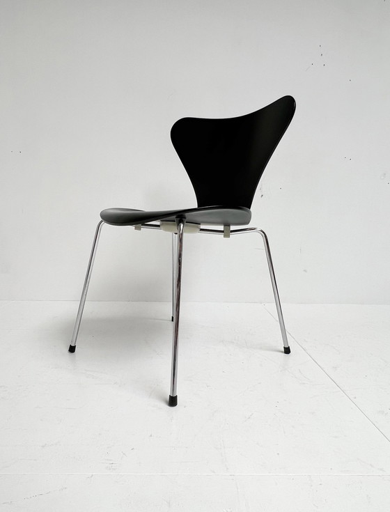 Image 1 of Set Van 2 Model 3107 Stoelen Van Arne Jacobsen Voor Fritz Hansen, 1990’s