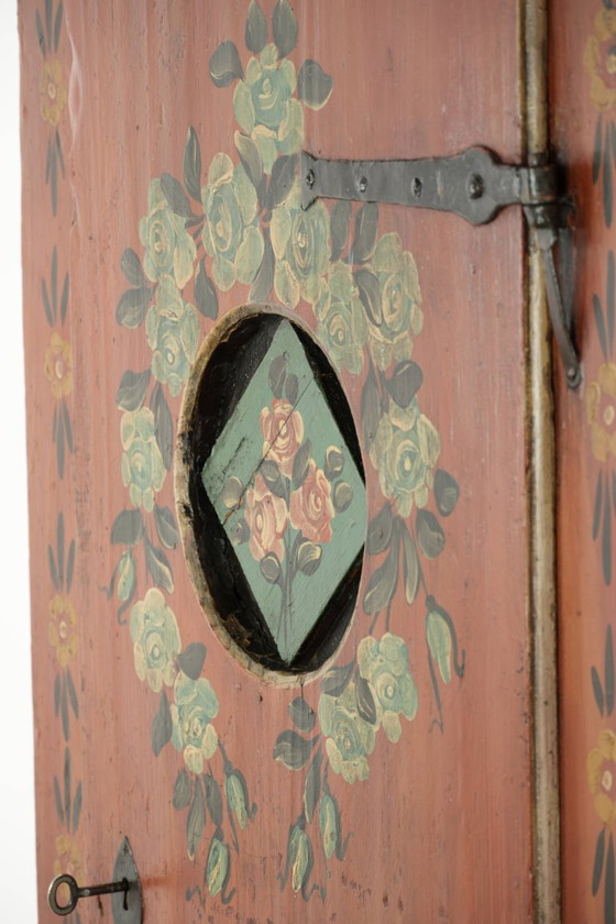 Einzigartiger antiker österreichischer handbemalter Brautschrank mit schöner Patina und funktionierendem (photo 6 of 13)