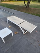 Aluminium-Liegestühle und Beistelltisch