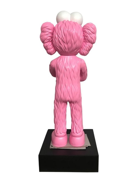 Image 1 of Sculpture en fibre de verre - Marionnette de mode KAWS - Rose