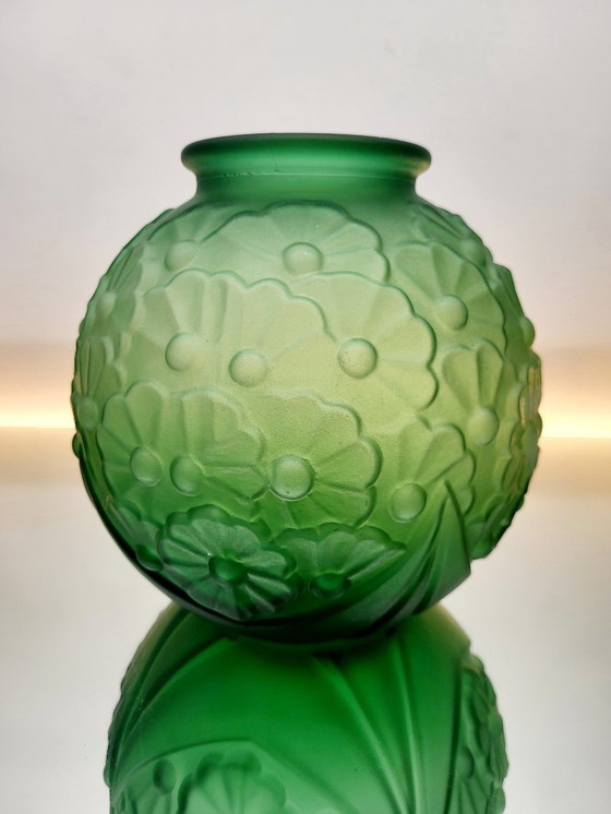 Image 1 of Art-Deco-Vase aus mattiertem, grünem Pressglas mit floralem Dekor