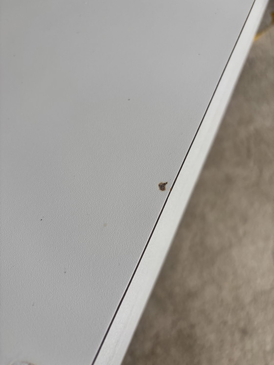 Image 1 of Wunderschöner weißer Esstisch mit Aluminiumbeinen