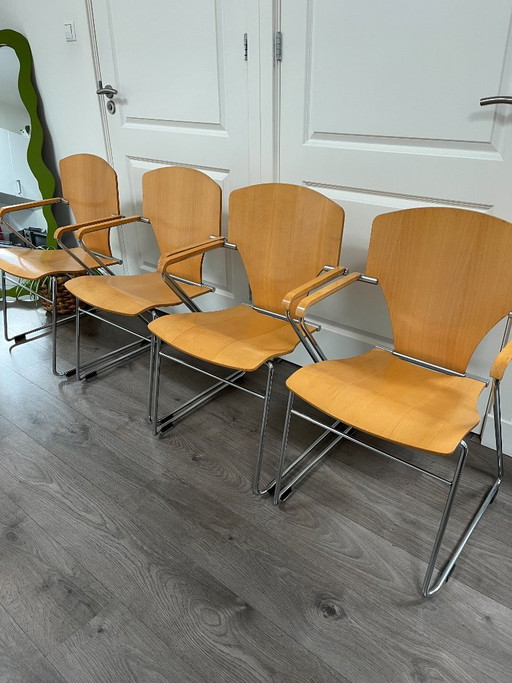 SIUA Egoa 300 Stühle, entworfen von Josep Mora, helles Holz und Metall