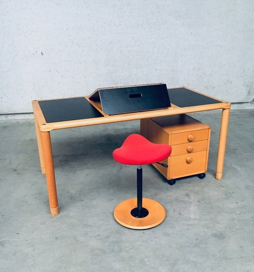 Scrivania e sgabello dal design ergonomico scandinavo, Stokke anni '80