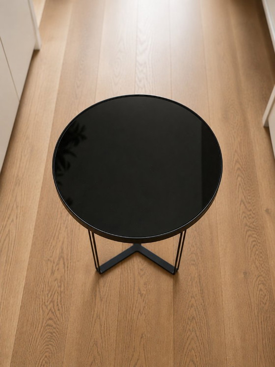 Image 1 of Tavolino rotondo moderno con piano in vetro nero