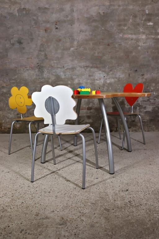Agatha Ruiz de la Prada – “Agatha Infantil” Children’s Table and Chairs – Set of 4 – Amat-3 – Spain – 1990s