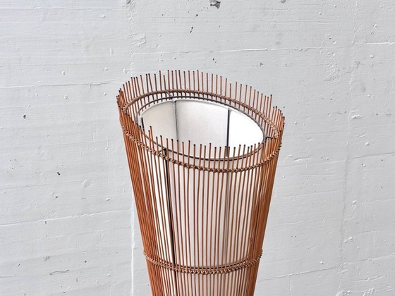 Image 1 of Franse vloerlamp van lichtgekleurd rotan en bamboe, jaren 60/70.