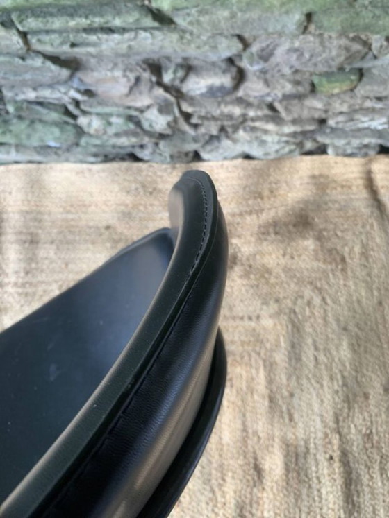 Een paar modernistische draaibare fauteuils van zwart leer. – Leather (photo 12 of 16)