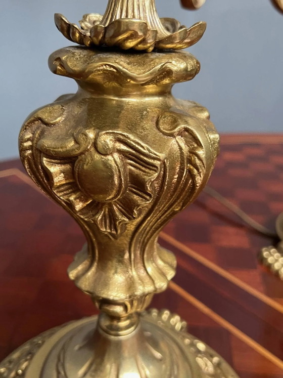 Luxueuse paire de candélabres anciens en bronze doré, dans le style exquis de Louis XV. – Lampes (photo 4 of 6)