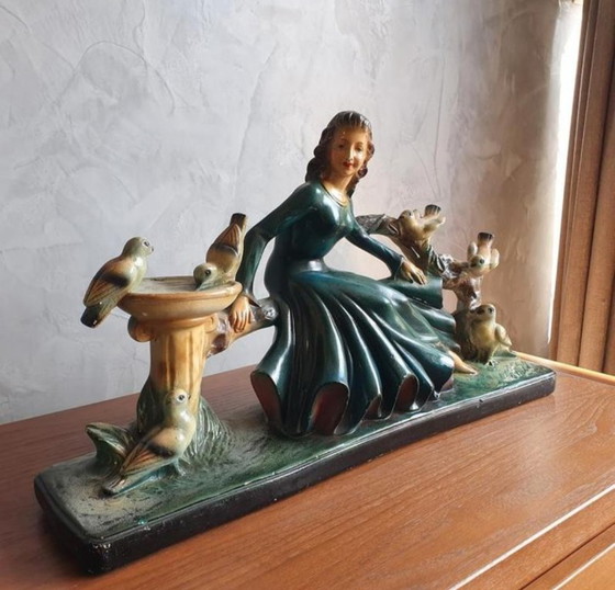 Image 1 of Un grand bâtiment Art-déco datant de début 1900 avec des femmes et des animaux.