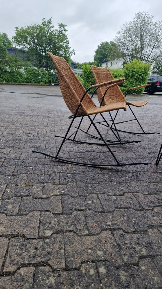 Tavolo e sedie a dondolo vintage in rattan e vimini, stile metà secolo, anni '50. – Wicker (photo 3 of 12)