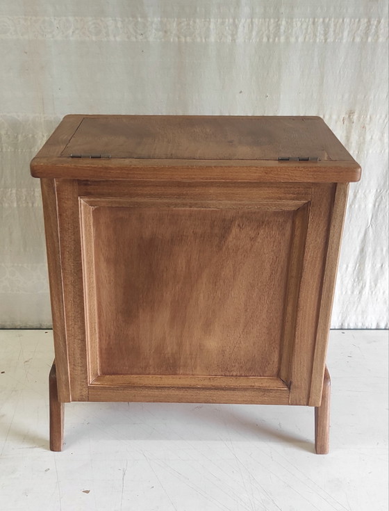 Image 1 of Mesita auxiliar modernista de madera maciza - década de 1950