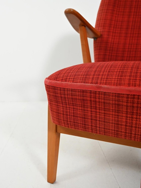 Image 1 of Poltrona scandinava in faggio degli anni '50 con rivestimento rosso