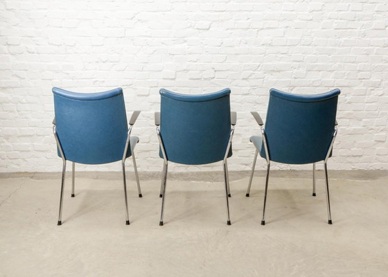 Image 1 of Gebroeders De Wit, ensemble de trois fauteuils design néerlandais revêtus de similicuir bleu vif. Pays-Bas, années 1960.