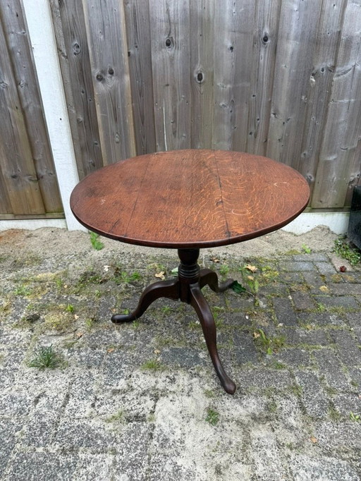 Mesa redonda antigua con tapa inclinada