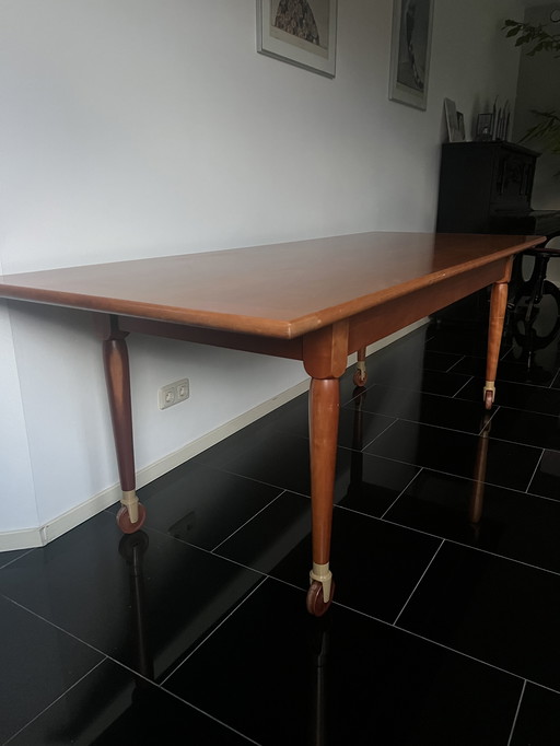 Table classique en bois