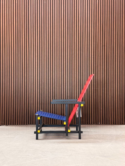 Chaise Cassina rouge et bleue