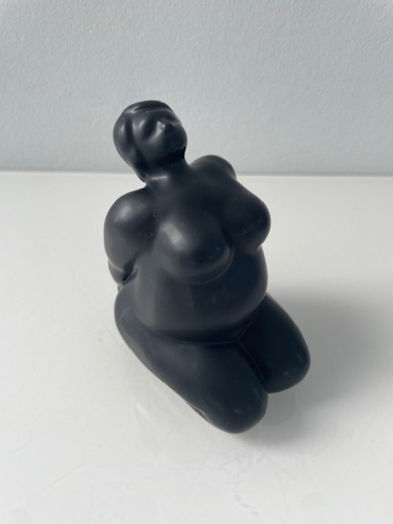 Image 1 of Set di 2 statuette femminili moderne in ceramica nera opaca