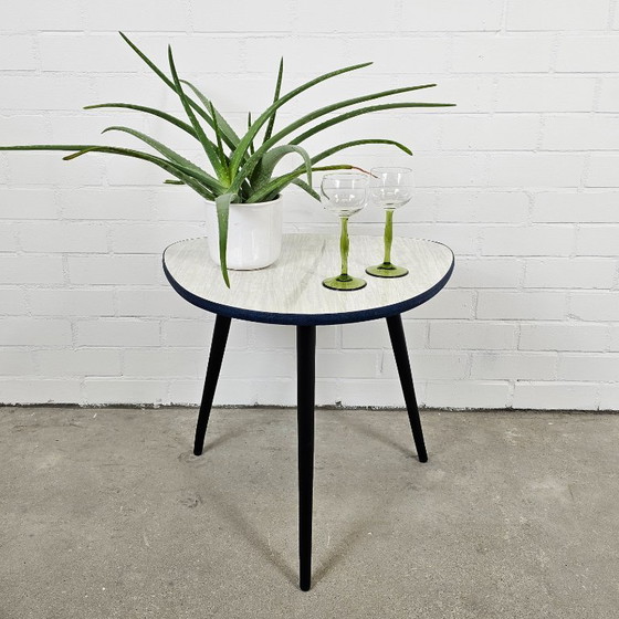 Image 1 of Tavolino da caffè vintage anni '50 con piano in formica e bordo blu