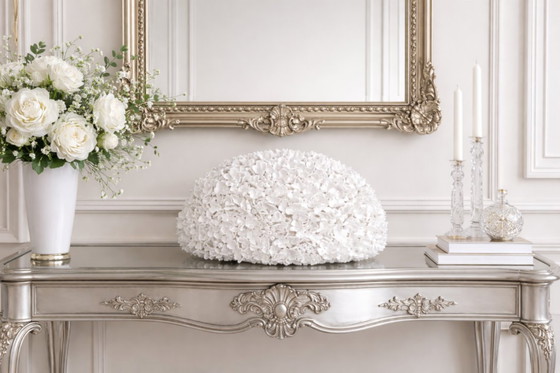 Image 1 of Witte, handgemaakte hortensia bloemsculptuur - Groot botanisch kunstwerk dat de aandacht trekt.