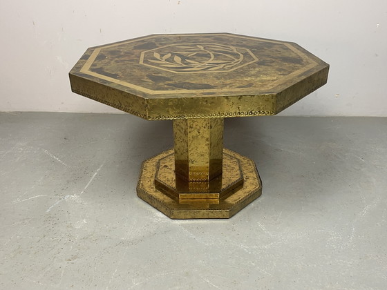 Excepcional mesa de centro octogonal de latón y chapa de madera de raíz, de mediados de siglo, década de (photo 11 of 15)