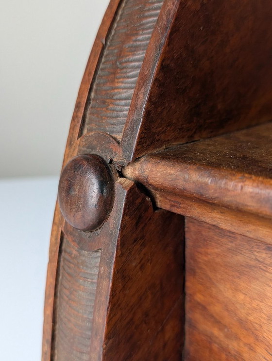 Verzierter hölzerner Tritthocker mit geschnitzten Gesichtern, Holz, Braun, Renaissance (Foto 8 von 15)
