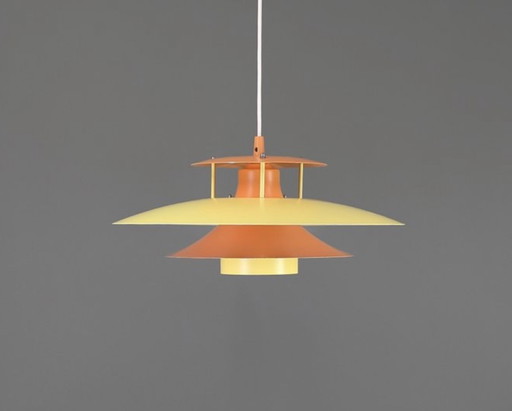 Pendelleuchte im Mid-Century-Modern-Stil aus gelbem und orangefarbenem Metall, Dänemark, 1970er Jahre – hanglampen