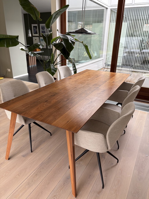 Table de salle à manger en noyer massif huilé