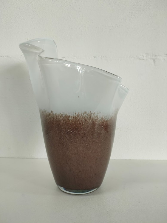Fazzaletto Vaso Vetro bianco latte con struttura marrone, Vasi, Modern (foto 2 di 8)