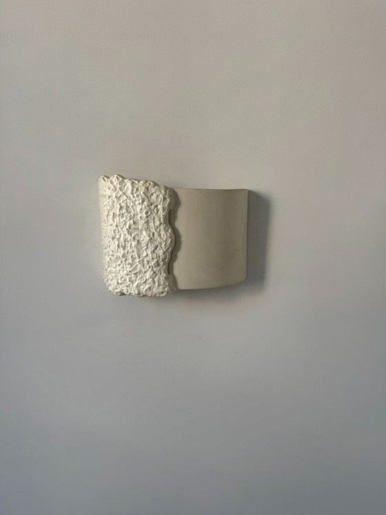 Coppia di applique da parete vintage in gesso liscio e finta pietra, Francia, 1970 – Stone (photo 3 of 6)