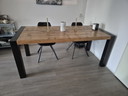 Mesa de comedor industrial de madera maciza.