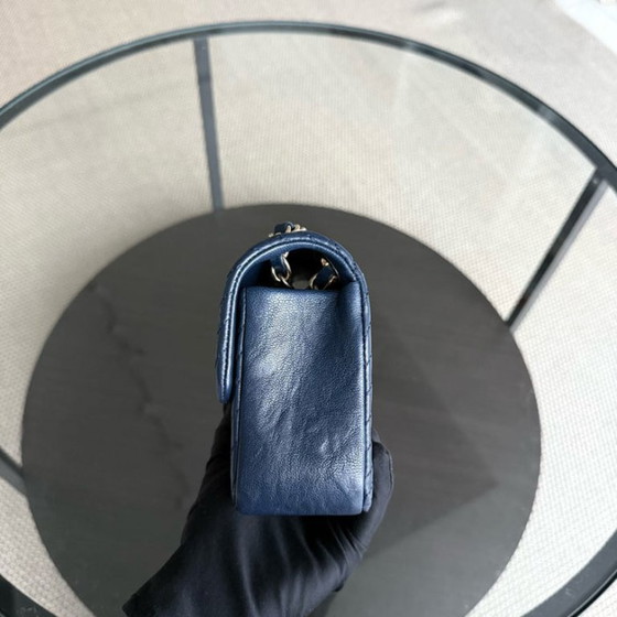 Image 1 of Chanel Seasonal Flap Small - 23CM Surpique CC Herringbone Medallion Flap Chevron Donkerblauw Goudkleurige hardware Serie 21