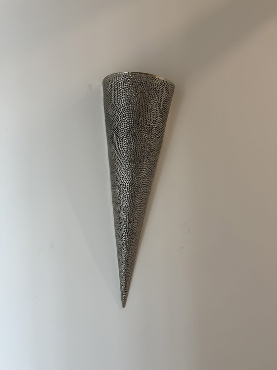 Image 1 of Lámpara de pared moderna con forma de cono y diseño único.