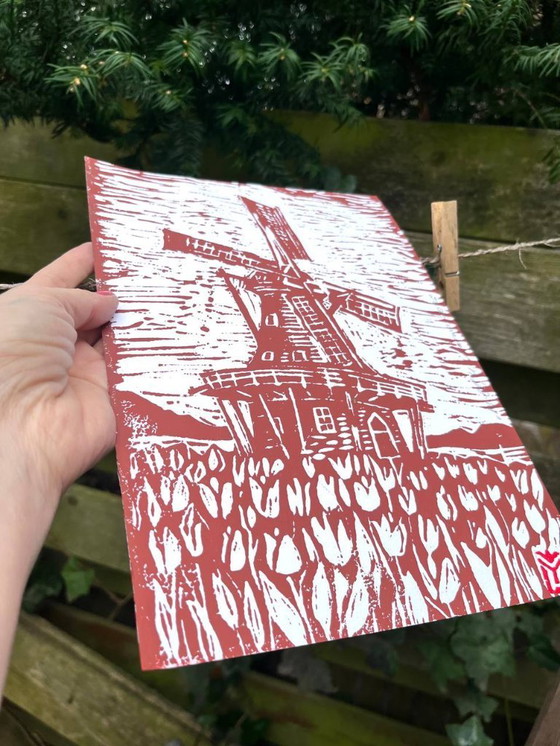 Image 1 of Grabado en linóleo de un molino de viento holandés | Tinta terracota, arte de campos de tulipanes (A4)